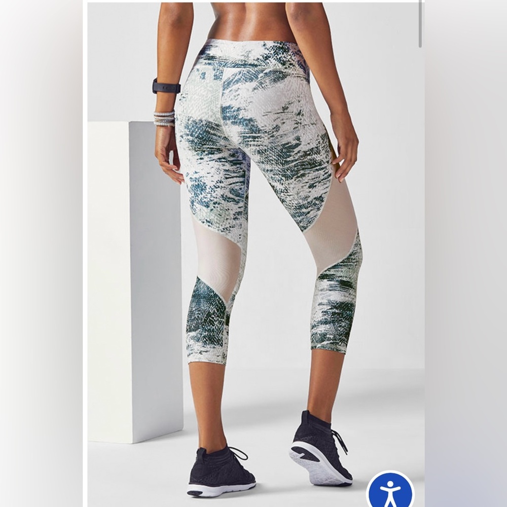 🤍 NWOT Fabletics Mid-Rise Powerhold Capri Leggings - Picture 2 of 9